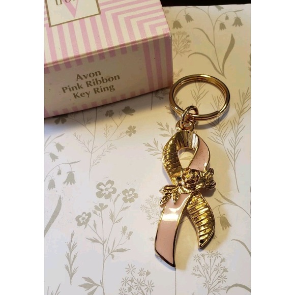 AVON BREAST CANCER AWARENESS GOLD TONE ROSE PINK ENAMELED RIBBON KEY RING 1994 - Picture 1 of 4